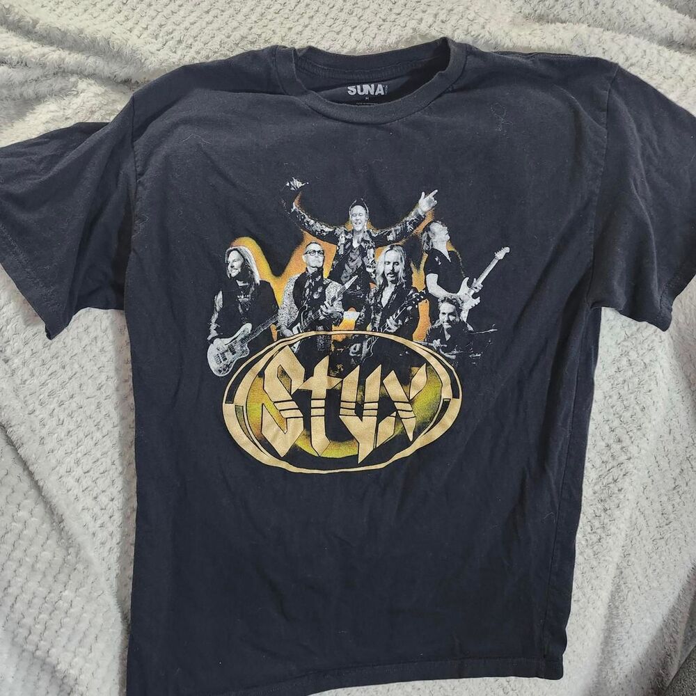 Styx concert 2022 Men's T-shirt Rock out in style with our Suna Men's Styx 2022